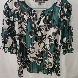 Kate & Mallory Women's Green and Black Floral Top